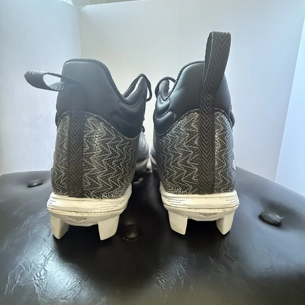 Men's Under Armour Spotlight Football‎ Cleats Sz 10 Black White 3026339-001 EUC